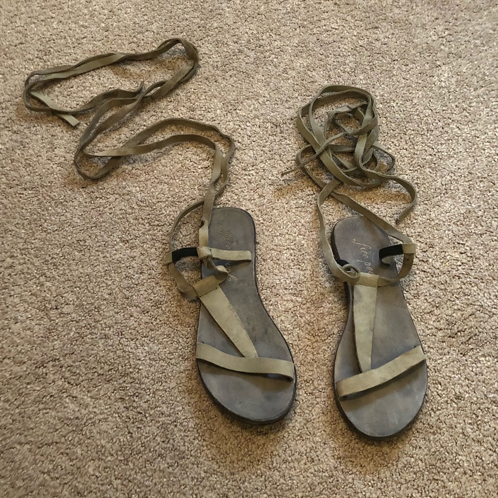 💗💗Free People strapped up sandals💗💗